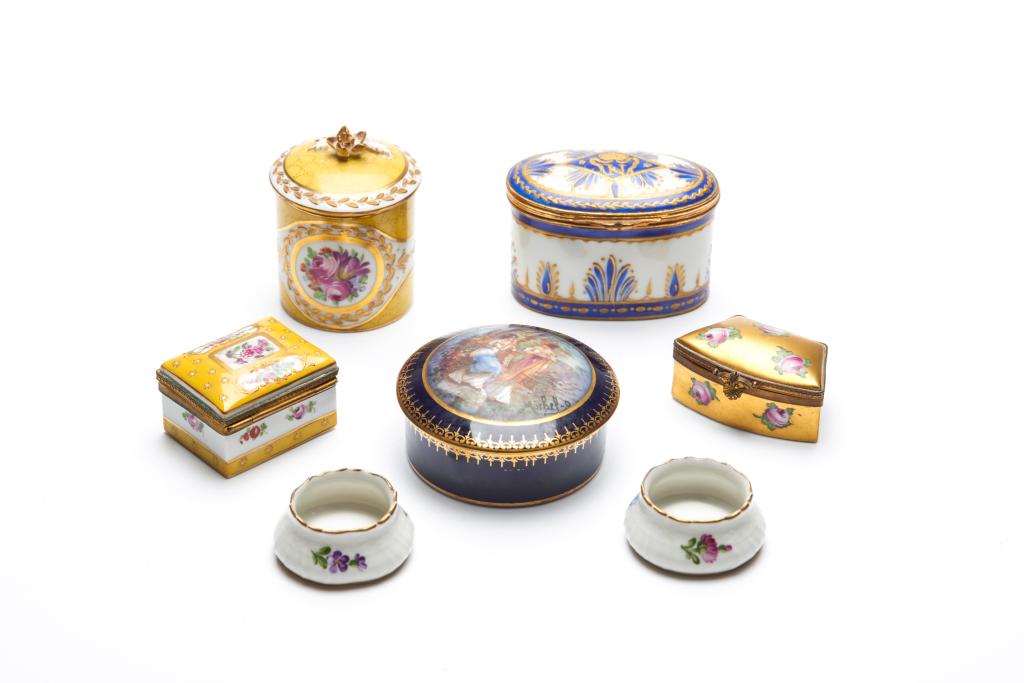 *GROUP OF ASSORTED DECORATIVE PORCELAIN BOXES (1 of 9)