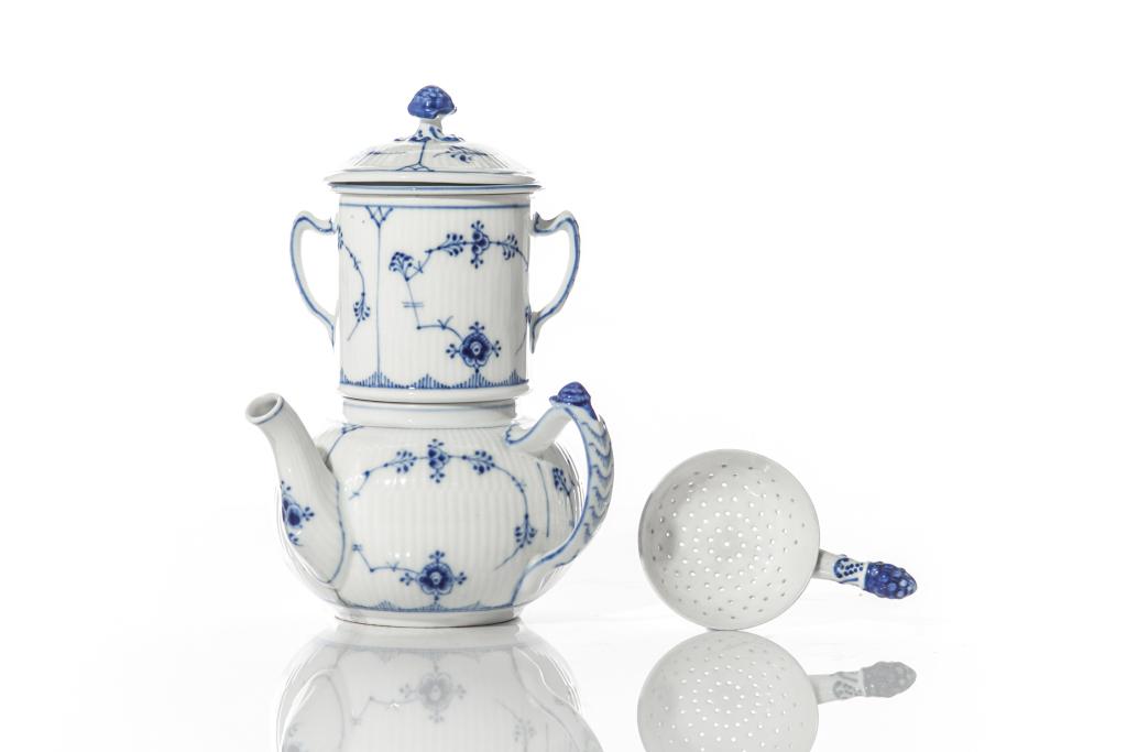 AN UNUSUAL EARLY ROYAL COPENHAGEN STACKED TEAPOT (1 of 7)