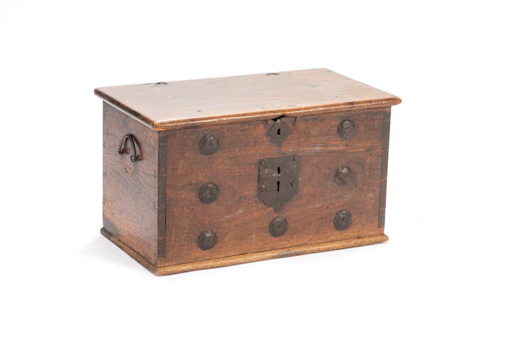 18TH C DIMINUTIVE OAK TRUNK (1 of 3)