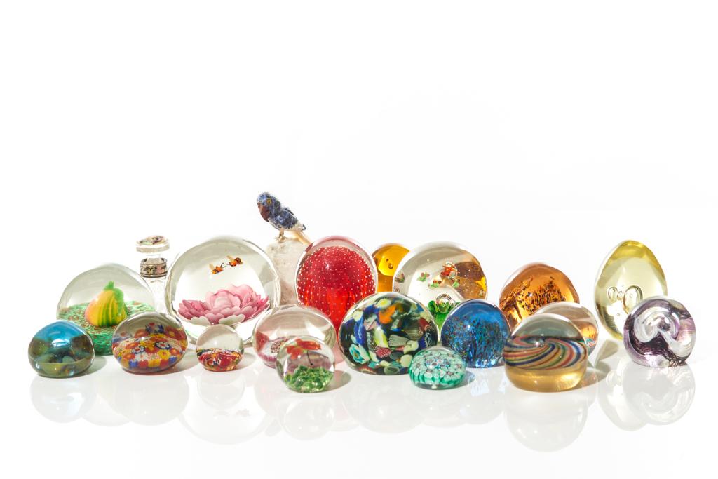 GROUP OF ASSORTED GLASS PAPERWEIGHTS (1 of 6)