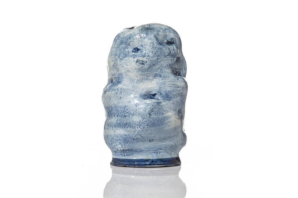 EARLY ENGLISH PORCELAIN CREAMWARE STIRRUP CUP: Potato form cup, Staffordshire style painted blue and white. H. 14 cm (5 1/2 in.)