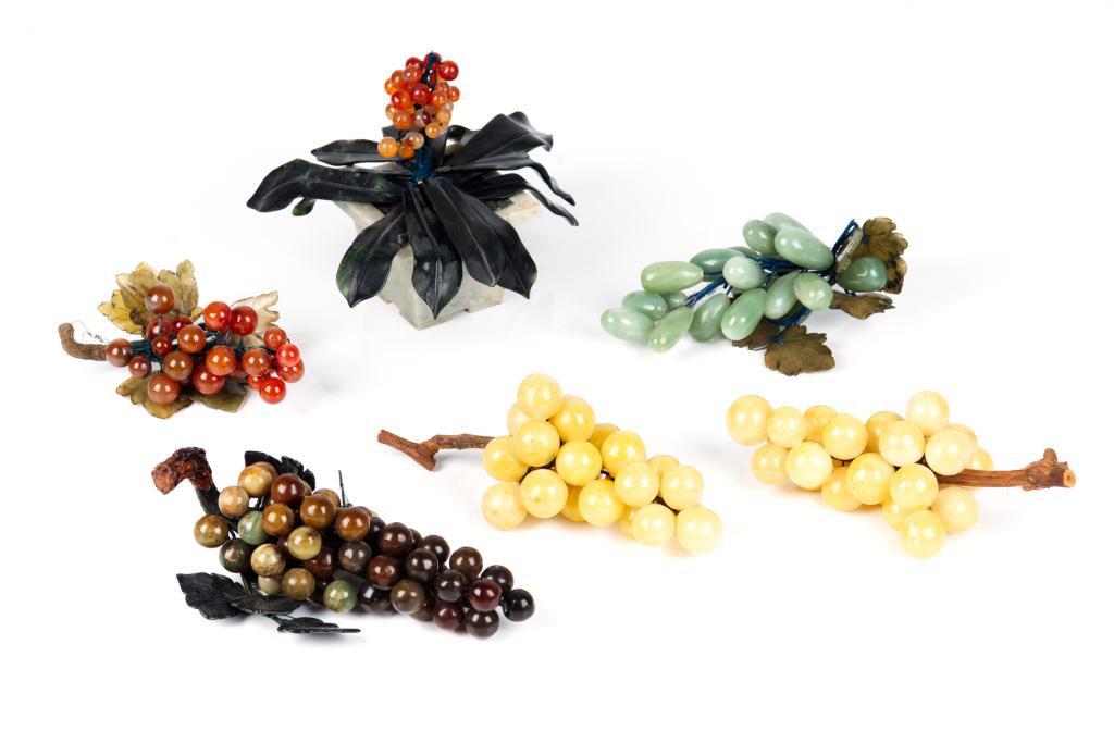GROUP OF FIVE HARDSTONE GRAPE BUNCHES & JADE TREE: Late 19th early 20th century, including jade, agate and hardstone in natural colours. Largest grapes (long green) measure approx 5 cm (2 in) in length. Tree has agate beads and jade pot, H. 18cm (7 in