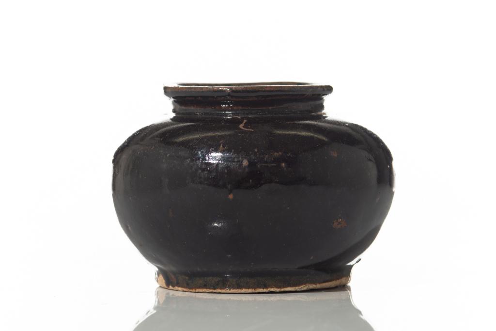 CHINESE HENAN WARE BLACK GLAZED JAR: Yuan to Ming dynasty. H. 9cm (3 1/2 in.)