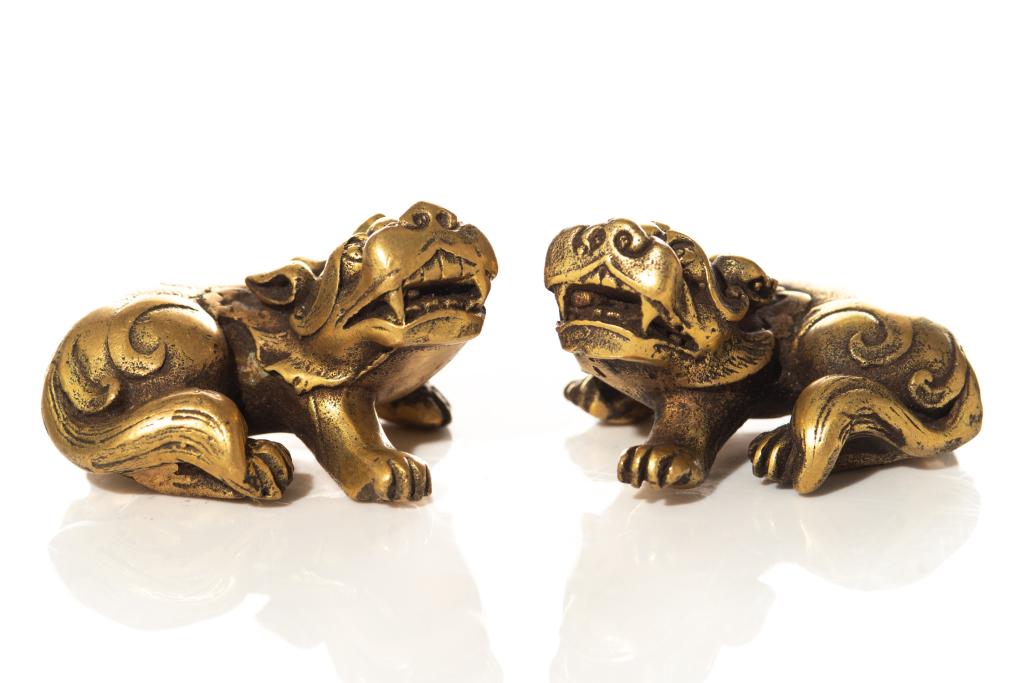 PAIR OF GILT BRONZE LION WEIGHTS: L.6 cm (2 3/8 in.)