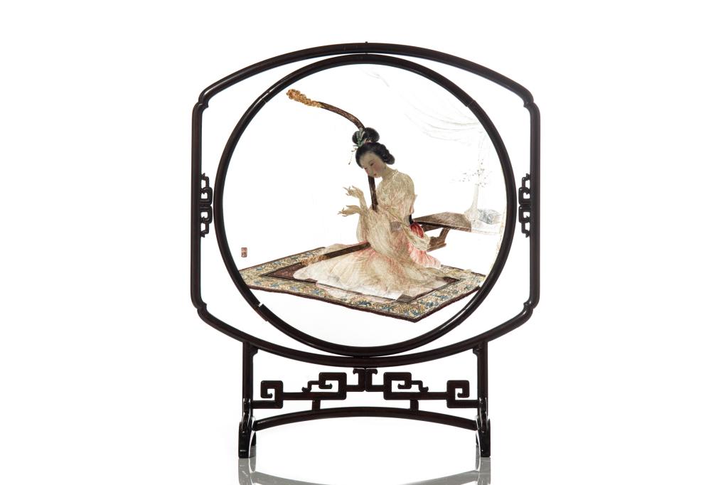 CHINESE SILK EMBROIDERY IN WOOD TABLE SCREEN: Of a woman playing classical instrument. With fitted carrying case. H. 60cm (23 1/2 in.)