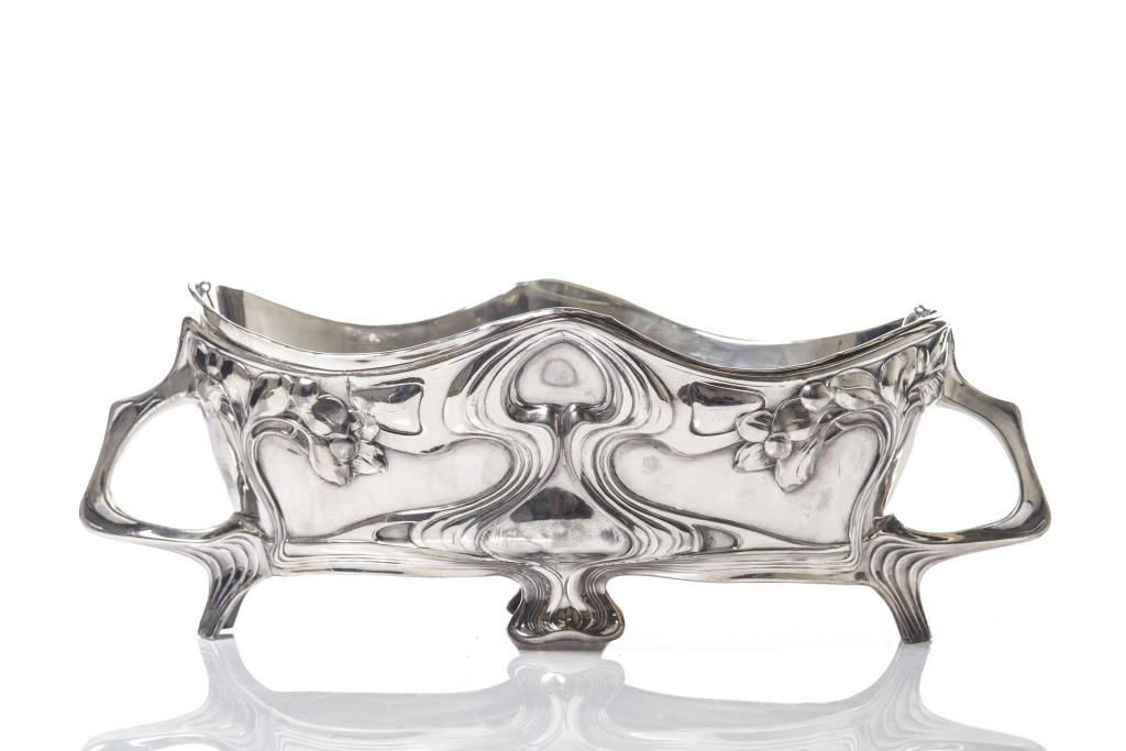 ART NOUVEAU SILVERPLATE CENTREPIECE: With double handles, raised claw-like feet, foliate design and a removable silverplated lining. H. 17 cm (10 5/8 in.)