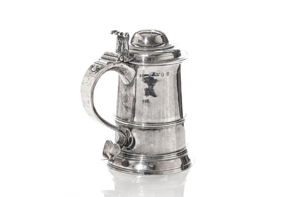 EARLY GEORGE III SILVER TANKARD, 702g: Sterling silver tankard with plain tapering cylindrical form into a spreading base. Hinged raised cover with scrolling thumb piece, scrolled handle and heart-shaped terminal. Handle engraved with init