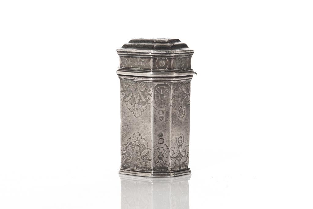 DUTCH 18TH C SILVER SNUFF BOX 19g: Rectangular form with canted corners and engraved design, with hinged lid. H. 4 cm (1 5/8 in.)