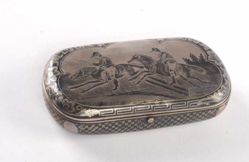 AUSTRO HUNGARIAN NIELLO SILVER BOX 95g: Hinged with a geometric pattern to the bottom and a hunt scene with horses & jockeys to the lid. 19th C. L. 11 cm (4 1/4 in.) Weight: 95g