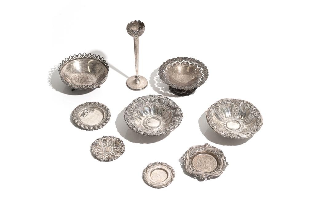 GROUP OF ASSORTED PORTUGUESE SILVER DISHES, 593g: A collection of shallow dishes with highly decorative repousse work. Together with a Portuguese silver candlestick. 593g H. of candlestick: 20 cm (7 7/8 in.)