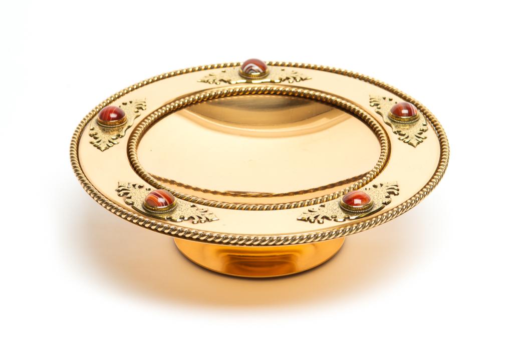 BRONZE BOWL WITH AGATE: Arts and Crafts style bronze footed bowl with roped edges and five bronze cartouche applied around the rim. Each cartouche incorporates a bezel set agate cabochon. H. 10cm (4 in) Dia. 33 cm (13 in)