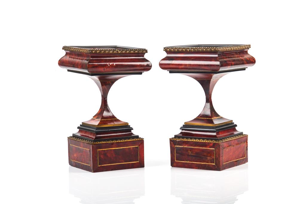 PAIR LACQUERED WOOD STANDS WITH GILT BORDER: Tapered veneered stands, possibly tortoiseshell, with ebonized and brass banding. H. 24.8 cm (9 3/4 in.) Bidders living outside of Canada are warned to proceed with care before bidding on this lot as 