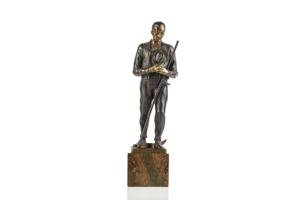 BRONZE SCULPTURE OF A MAN WITH HAT AND SCYTHE: Downwards gaze, mounted on a square green marble base. Signed E. Beck, after Austrian sculptor Ernst Beck. H. 41 cm (16 1/8 in)