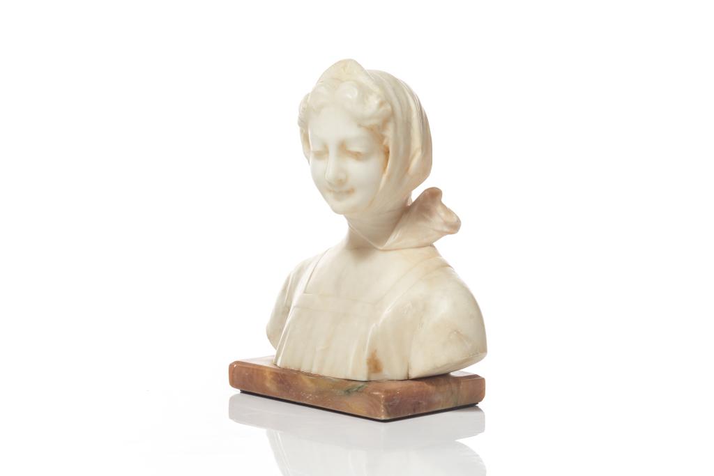 CLASSICAL ITALIAN STYLE ALABASTER BUST OF BEATRICE: On marble base. H. 26.5 cm (10 1/2 in)