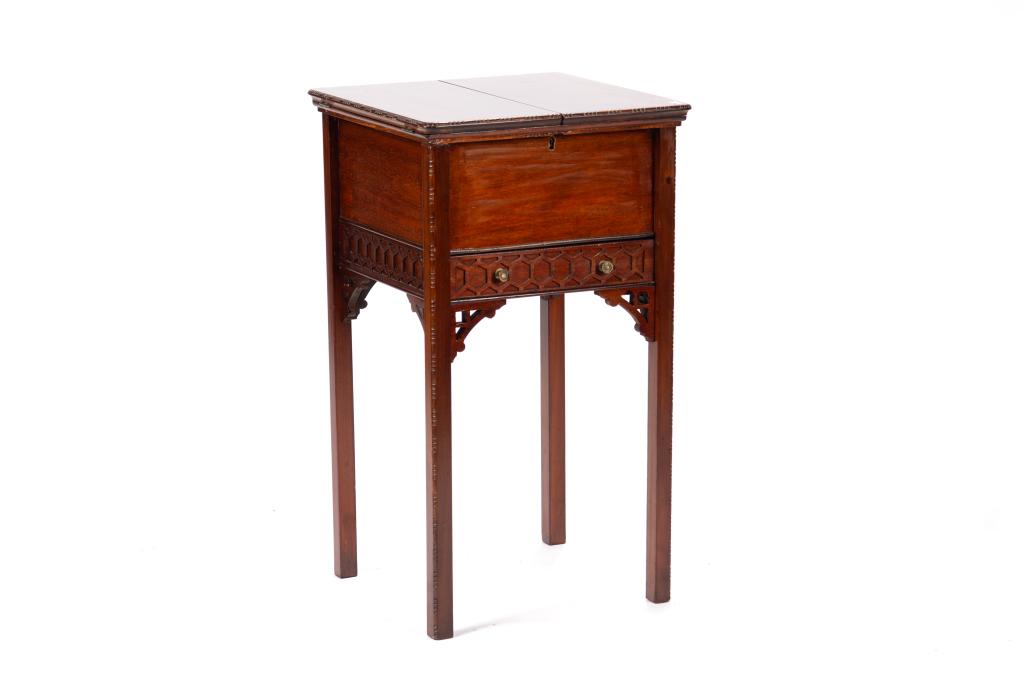 CHIPPENDALE STYLE MAHOGANY SEWING STAND: H. 29 1/4 W. 16 3/4 D. 17 in