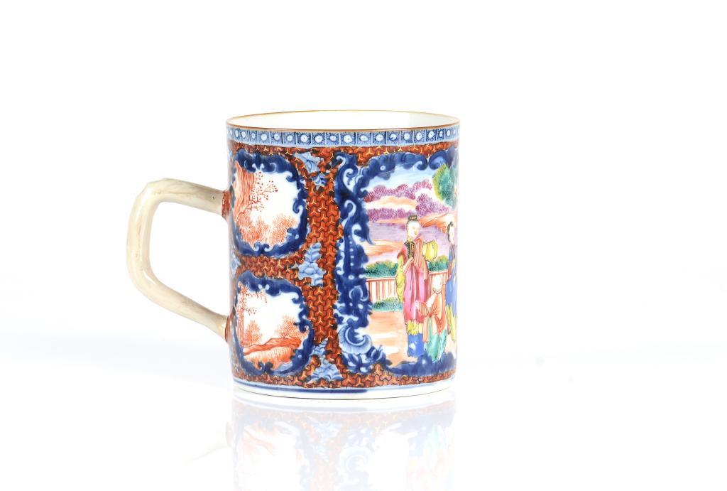CHINESE EXPORT FAMILLE ROSE PORCELAIN TANKARD: Exterior painted with one main scene showing figures in a house garden, further painted with mesh armor ground. Qing dynasty Qianlong period export, 18th C. H. 14cm (5 1/2 in.) Top dia.11.7cm (4 5/8 i