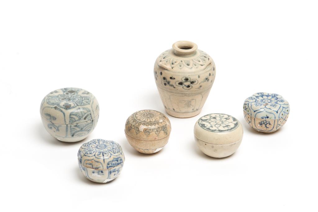 GROUP OF SMALL HOI AN HOARD PORCELAIN ITEMS: Including a small jar with three hoop ring handles, and five circular cosmetic boxes. Vietnamese, 15th C. Jar height: 9.5cm (3 3/4 in.) Provenance: All with original SAGA Hoi An HoardVISAL sticker to 