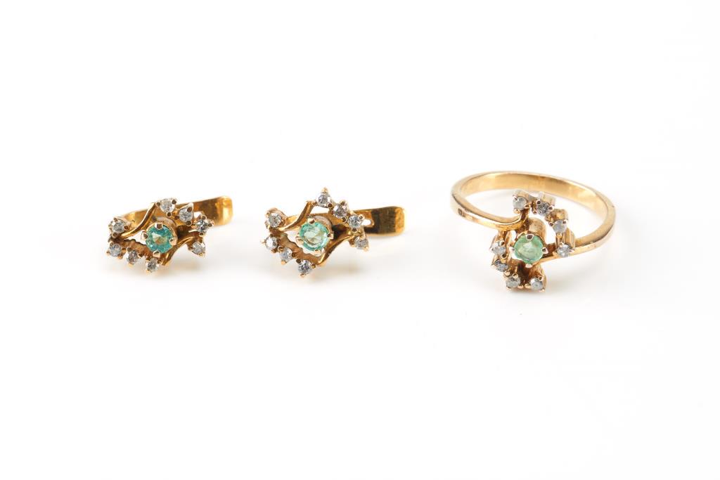 VINTAGE GOLD DEMI PARURE, 5.3g: Cluster ring with diamonds surrounding a green stone and matching earrings.
