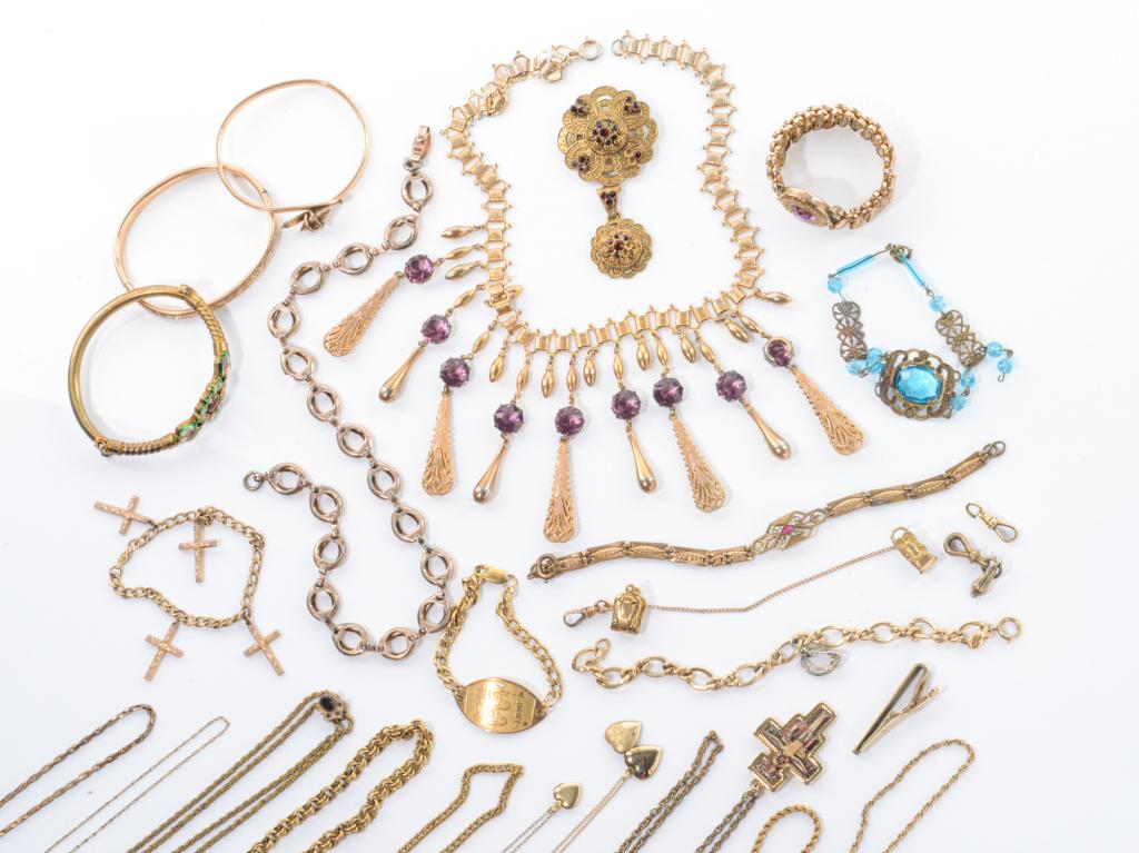 LOT OF GOLD FILLED & PLATED JEWELLERY: Including some Victorian, Indian bracelet, muff chain and other pieces.