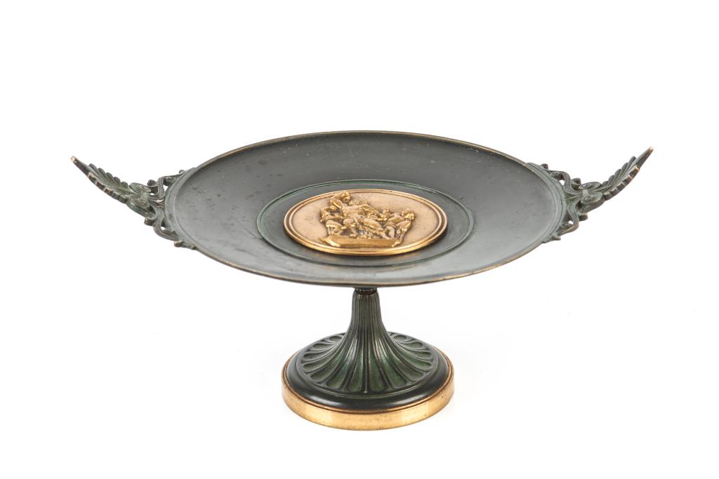 PATINATED BRONZE TAZZA WITH ORMOLU MOUNTS: With central gilded medallion depicting Laocoon and his sons. Tazza has a dark green shade. Signature on underside appears to read AR Leurat.H. 11 cm (4 3/8 in) L. at longest point 24 cm (9 1/2 in) Co