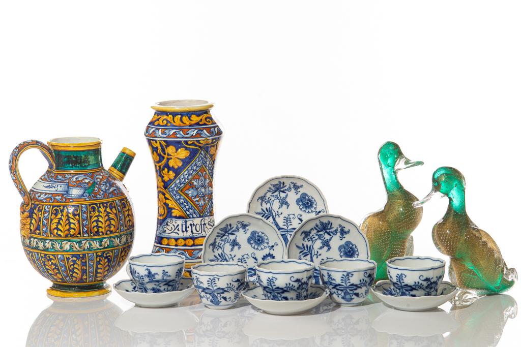 TWO MAJOLICA POTTERY POTS & ONION PATTERN CUPS: Two reproduction polychrome Italian majolica pottery apothecary jars, both with predominantly blue ground and yellow scrolling leaf motifs. One with handle and spout depicting Saint Anthony, the other