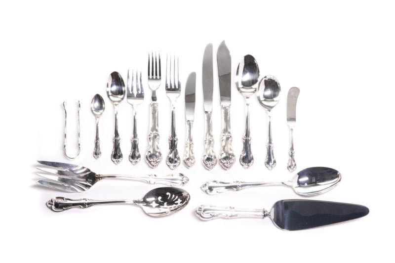 81 PCS JOAN OF ARC INTERNATIONAL STERLING FLATWARE: 81 pieces (place settings for 8). With classical shell ornament and sweeping scroll pattern along the handles. Comprising: eight dinner knives, eight butter knives, eight fish knives, eight dinner for