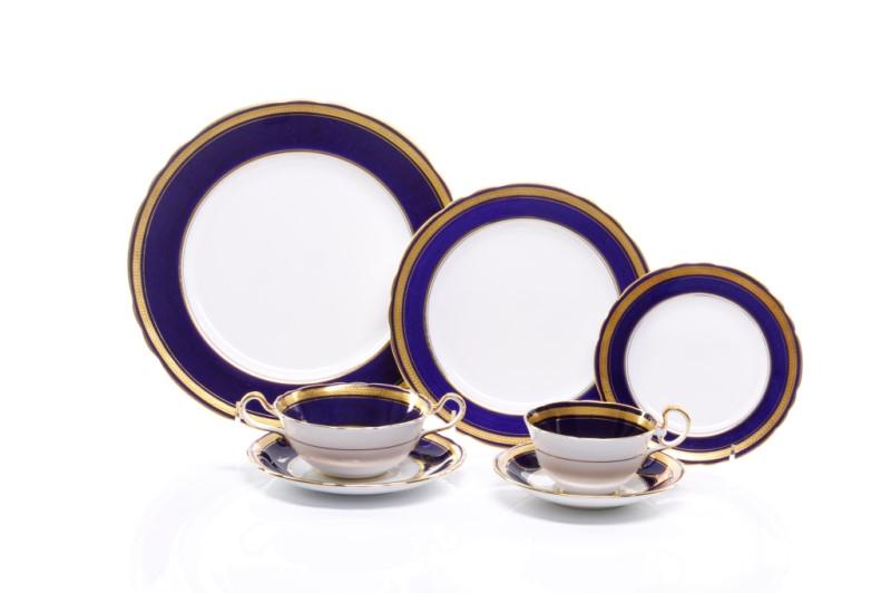 51 PC AYSNLEY PORCELAIN DINNER SERVICE: English, mid 20th century. Pattern number 7282. White ground with wide cobalt blue border, gilt trim and laurel pattern. Each piece marked on underside. including:Eight dinner plates Six luncheon plat