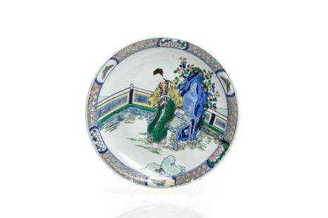 CHINESE WUCAI FAMILLE VERTE PORCELAIN DISH: 清康熙 五彩仕女圖盤 Painted with a lady in a rock garden landscape, rim with band of geometric patterns and alternating butterfly and flower