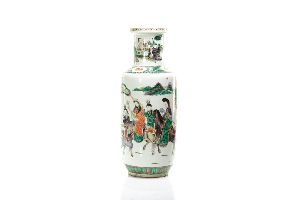 FAMILLE VERTE 'WANG ZHAOJUN' ROULEAU VASE: 清中期 五彩昭君出塞圖棒槌瓶 The porcelain vase with mallet form cylindrical neck and everted mouth rim, painted with a con