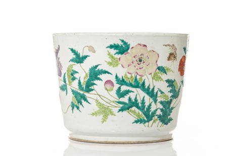 CHINESE FAMILLE ROSE PORCELAIN PLANTER: 清 粉彩花繪圖花盆 Decorated on one side with a lone butterfly and to the other side flowers and two butterflies. Qing dynasty, 19th C. H. 20.3cm (8