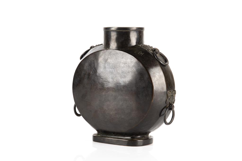CHINESE BRONZE FLASK VASE, BIANHU: 清 古式銅扁壺 Archaistic Warring States style bianhu vase with two pairs of mask and ring handles to side. Archaistic style character inscription to shoulder. Qing
