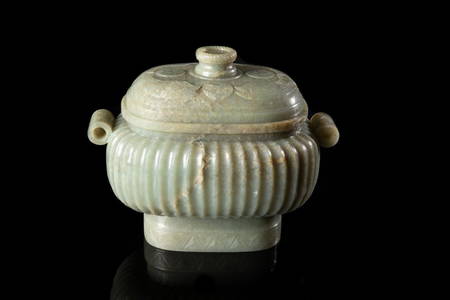 CHINESE IMPERIAL QIANLONG JADE GUI COVERED VESSEL