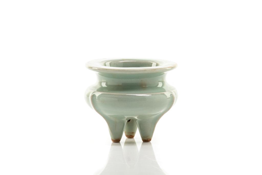 SMALL CHINESE LONGQUAN CELADON TRIPOD CENSER: 元至明 龍泉三足鬲鼎爐 The li ding form censer with tri-lobed body, each with raised flange. Yuan to Ming dynasty. H. 6cm (2 3/8 in.) Top dia