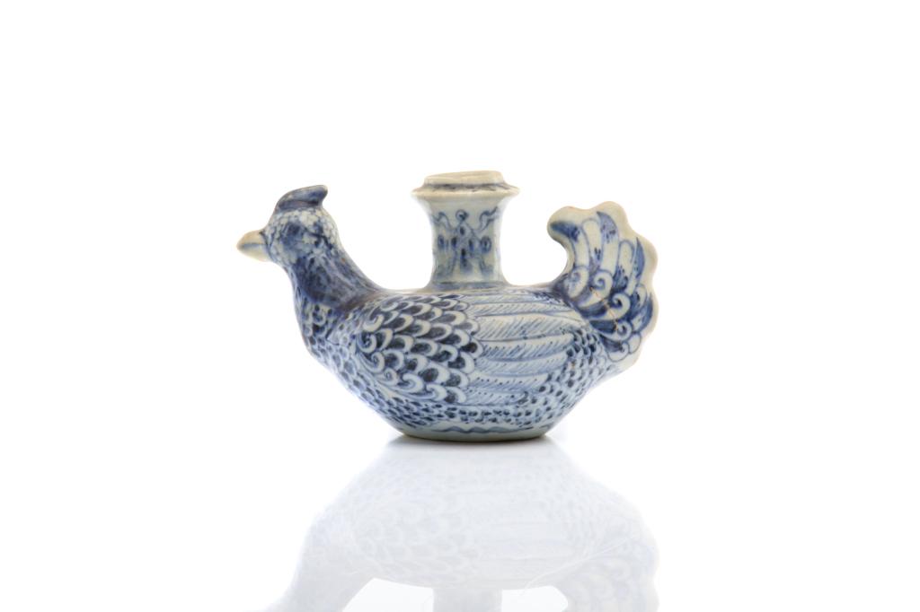 BLUE & WHITE PORCELAIN BIRD FORM KENDI EWER: 明 鳳雞形軍持 Of a chicken form body with a raised neck handle. Ming dynasty. H. 12cm (4 3/4 in.) Provenance: Collection of Mark and Suzanne Gayn