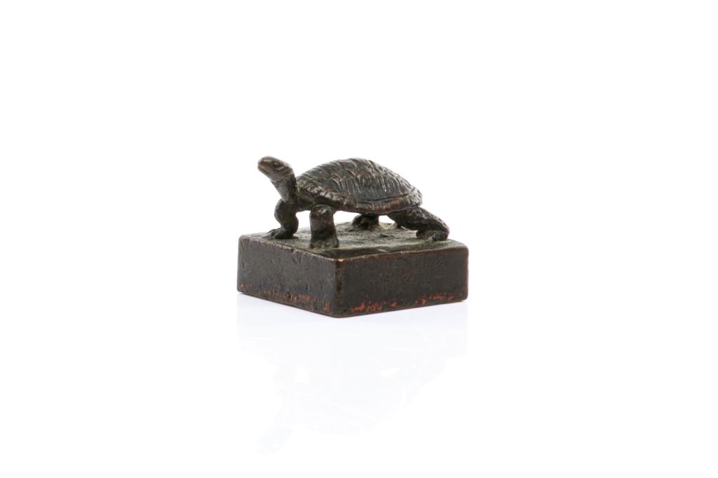 CHINESE MING BRONZE SEAL WITH TURTLE FINIAL: 明 龜鈕銅印 Cast with three characters Shou Zhen Ke in seal script. H. 2cm (3/4 in.)