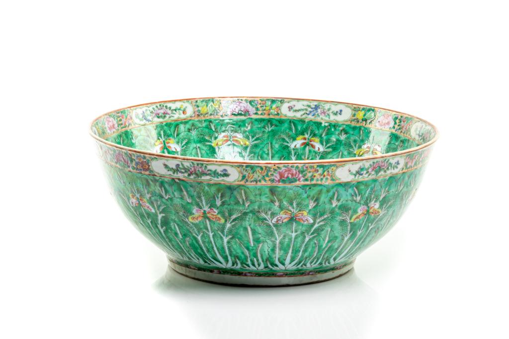 CHINESE CANTON FAMILLE ROSE CABBAGE PUNCH BOWL: 清晚期 廣彩百財紋大碗 Interior painted with a stylized shou symbol to base, with cabbage leaf foliate design encirculating the body. Top rim