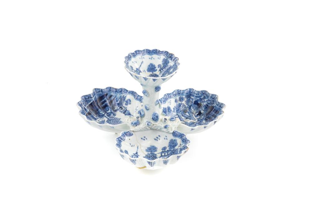 18TH C BOW PORCELAIN SHELL-FORM SWEETMEAT DISH (1 of 7)