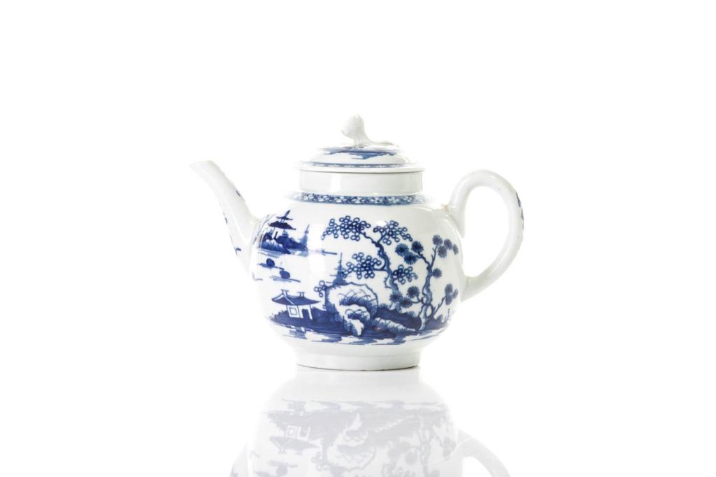 18TH C DR WALL WORCESTER PORCELAIN TEAPOT (1 of 7)