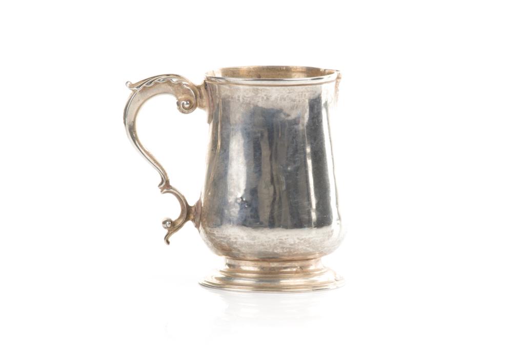GEORGE III ENGLISH SILVER TANKARD, 326g (1 of 2)