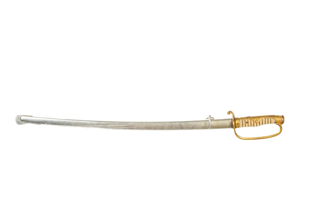 JAPANESE OFFICERS SWORD: A type 19 Kyu Gunto sword with gilded hilt and shagreen handle surmounted with a personal Mon crest in silver.