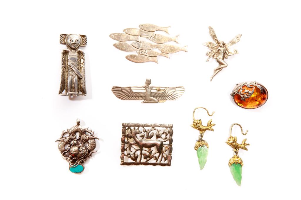LOT OF VINTAGE SILVER JEWELLERY: Brooch of a deer in foliage by Bond Boyd, Taxco Mexico, Norwegian, amber and Chinese pendant and gold washed earrings with jadeite plaques.