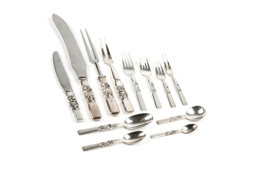 152 PCS GEORG JENSEN SILVER FLATWARE SERVICE: Georg Jensen sterling silver flatware set in the Scroll pattern (number 1927) and with a hammered finish. Comprising seventeen dinner forks, seventeen salad forks, six pastry forks, nine fish forks, t