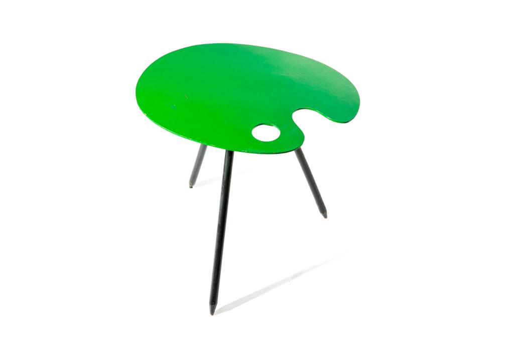 DE ROECK, LUCIEN (Belgium, 1915 - 2002): Small green palette table on triple black legs, originally designed for Expo 58 World Fair in Brussels. Marked "Bois Manu, made in Belgium" on the underside. H. 46 cm (18 in) W. 48cm (19 in)
