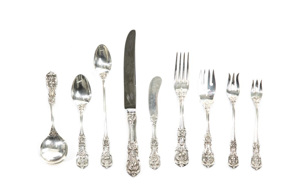 121 PIECE AMERICAN SILVER FLATWARE SERVICE, 4,271g: Eight piece place setting for twelve. In the Francis I pattern by Reed & Barton sterling silver. Decoration includes ornate handle with scrollwork, fruit, leaves, and blossoms. Comprising: twelve indi