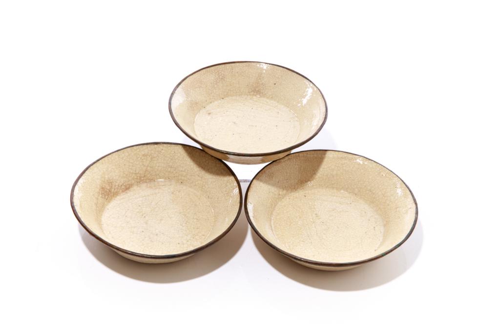 THREE DING TYPE PORCELAIN DISH WITH COPPER RIM: Glazed overall with crackled cream glaze. Base of interior with decorative patterns. Dia. 16cm (5 3/4 in.) Provenance: The William Henry "Bill" Morris Collection, Vancouver, B.C.