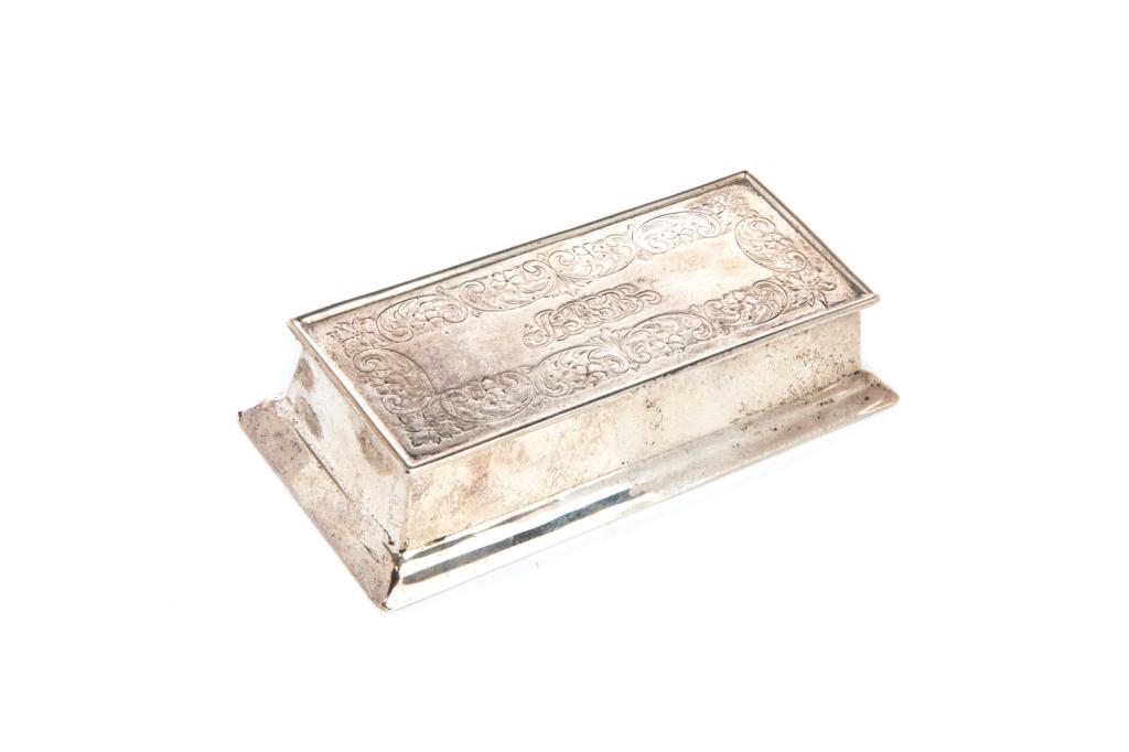A NORTH AMERICAN SILVER STAMP BOX, 100g: A three compartment sterling stamp box by Black Starr and Frost, New York early 20th C. Engraved with scrolling plumes and initials. L. 11.5 cm x 5.5 cm 100 g.
