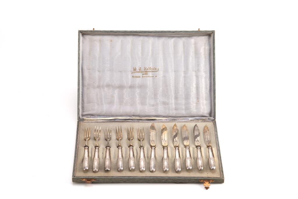 CASED SET OF DUTCH DESSERT KNIVES & FORKS: Six knives and forks with gold washed silver plated blades and tines, and 880 silver handles. In a fitted case. L. of case: 32.4 cm (12 3/4 in.)