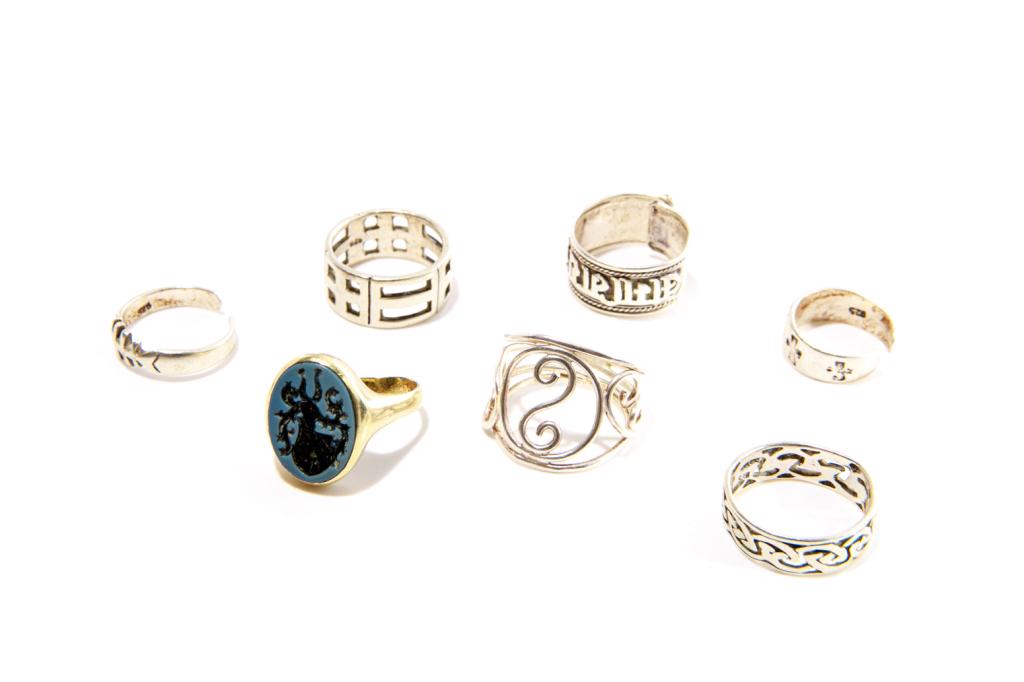 GOLD INTAGLIO RING WITH FIVE SILVER RINGS, 6g: Yellow gold ring with inset blue intaglio, size 6. Together with five silver rings. Weight (gold ring): 6g