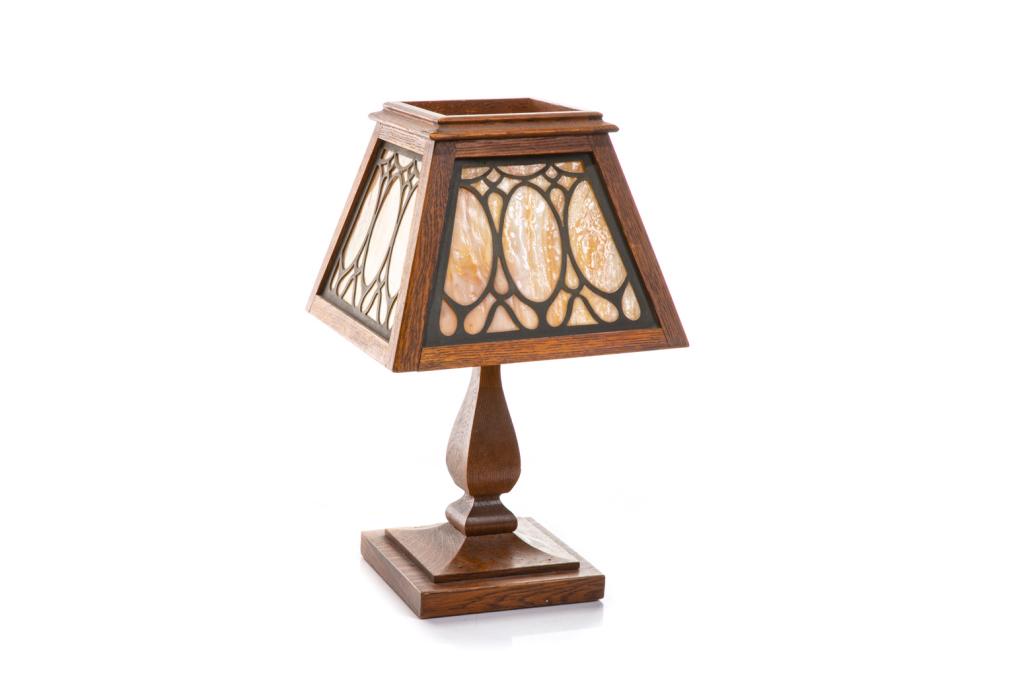 VINTAGE DECORATIVE WOOD & SLAG GLASS TABLE LAMP: With square base, arts & crafts style. H. 38.5 cm (15 1/8 in) Condition Report Condition report available upon request.