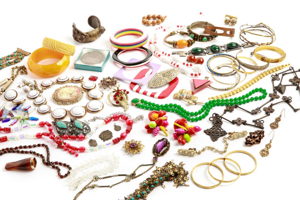 LOT OF ASSORTED COSTUME JEWELLERY: Including plastic bangle bracelets, beaded necklaces and some metal jewellery.